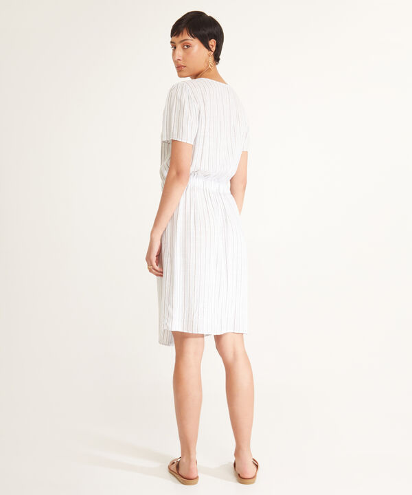 Vestido Preteñido, Cuello V, Manga Corta Con Bolsillos De Parche, Botonadura Y Elástico En Cintura, Mimosa Línea Moda