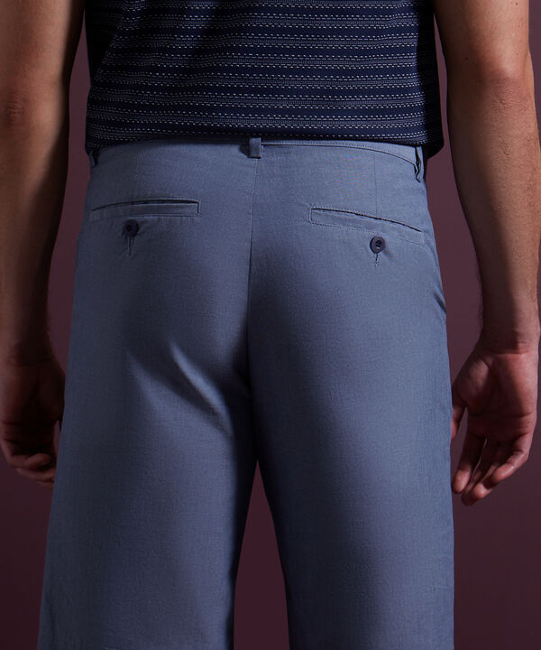 Bermuda Unicolor Con Bolsillos Laterales Y Ribetes Traseros, Silueta Regular Fit