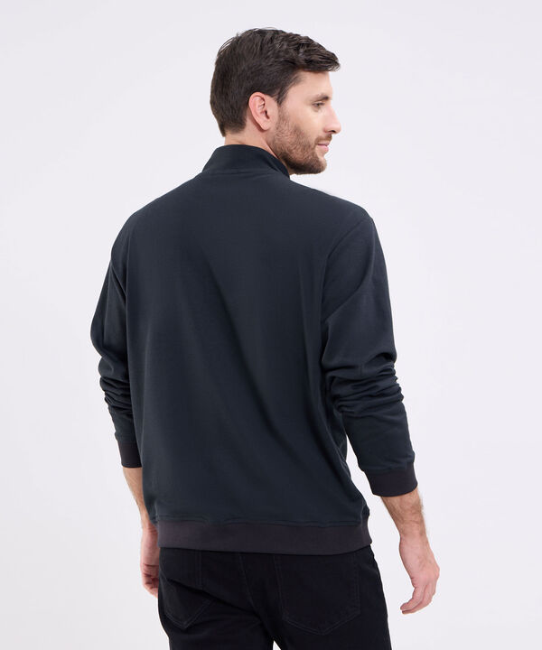 Buso Cuello Alto Con Cortes En Contraste Para Hombre