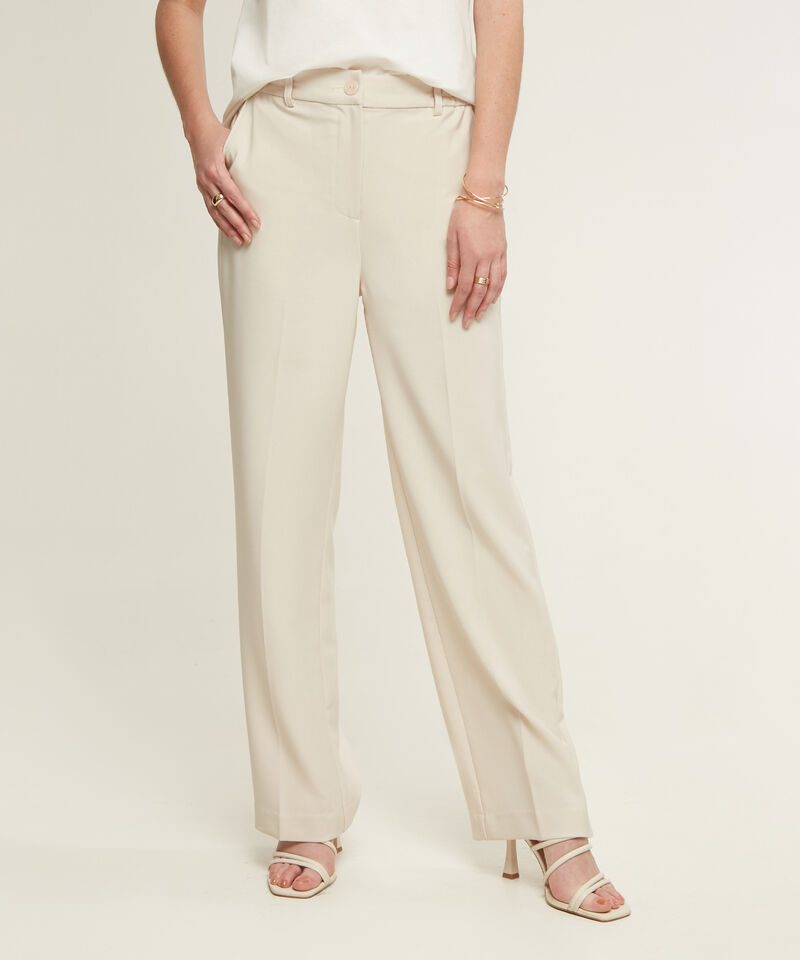 Pantalón Clásico Con Bolsillos Laterales Y Pretina Encauchada Solo En Posterior