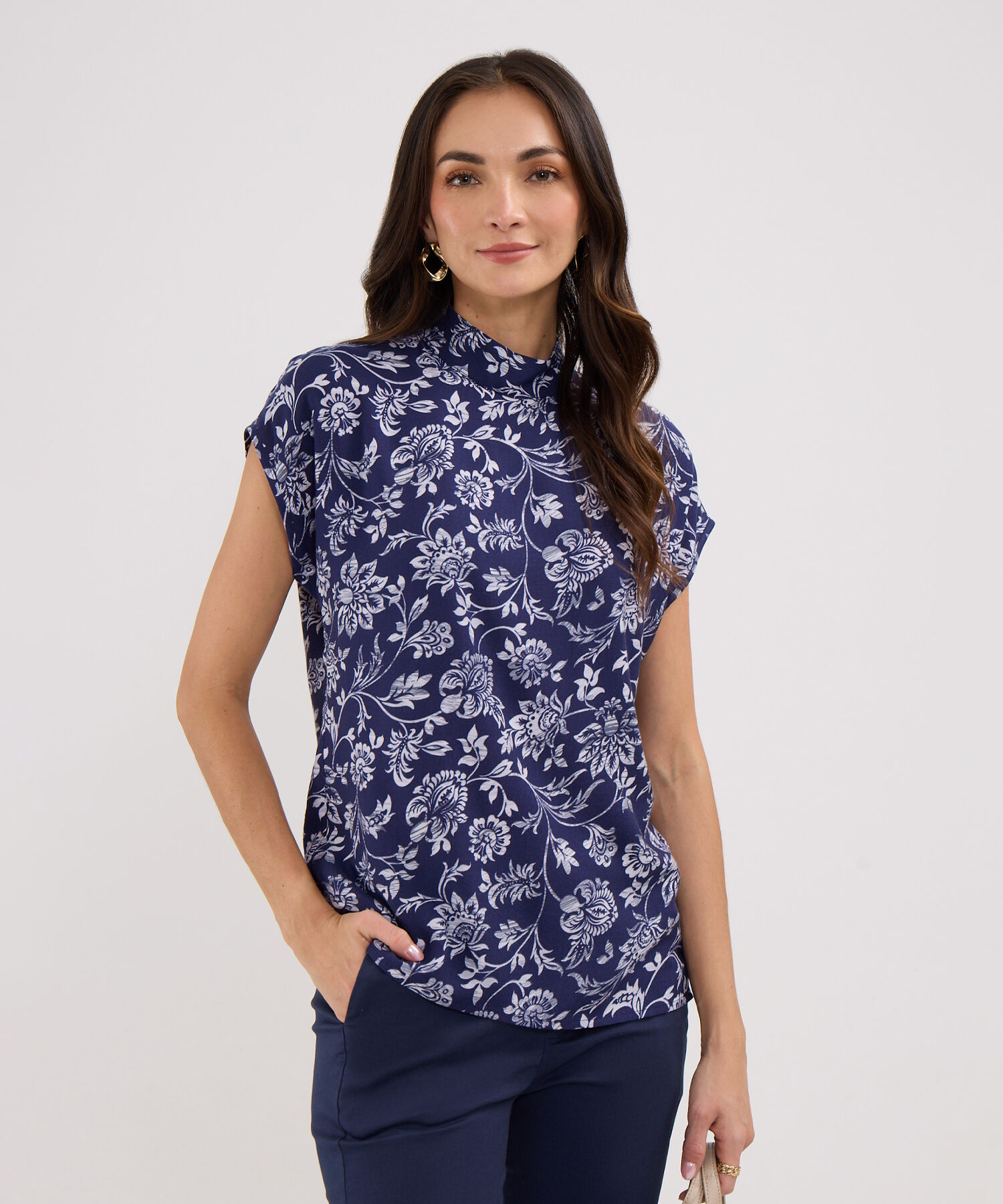 Blusa Estampada, Manga Corta, Cuello Alto, Silueta Fluida