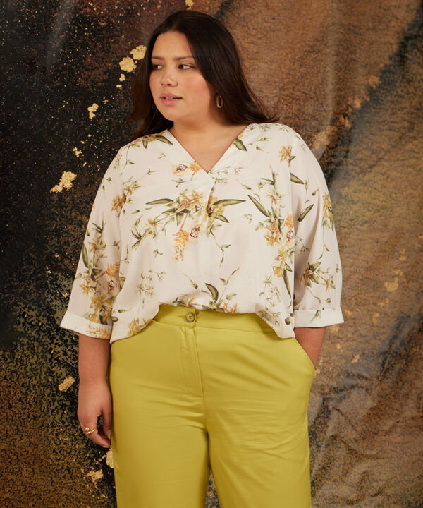 Blusa Cuello Escote En V, Con Prense En Centro Frente Y Manga 3/4 Con Guardapolvo image number null