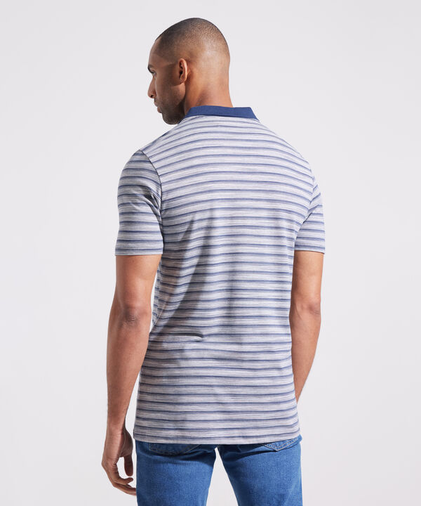Polo Preteñida, Cuello Tejido En Contraste Con Bolsillo Y Silueta Regular Fit