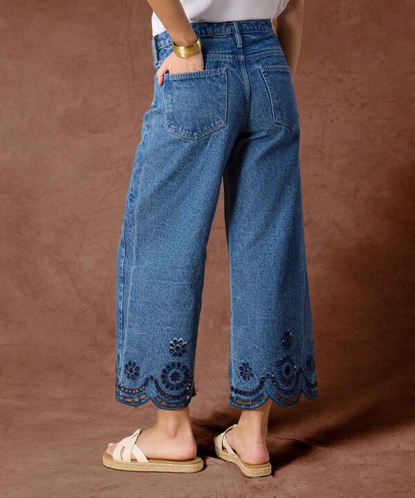 Jean con Bota Amplia y Bordado Para Mujer