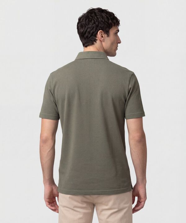 Polo Unicolor, Cuello Duro Con Bolsillo Y Silueta Regular Fit