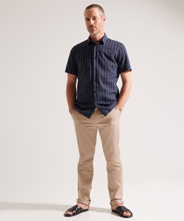 Camisa con Estampado Tropical de Hojas