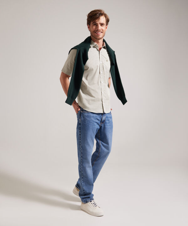 Camisa Preteñida, Manga Corta Con Bolsillo Y Silueta Regular Fit