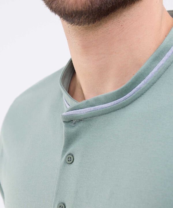Conjunto de Pijama manga corta cuello henley con vena en contraste y pantaloneta preteñida para hombre image number null