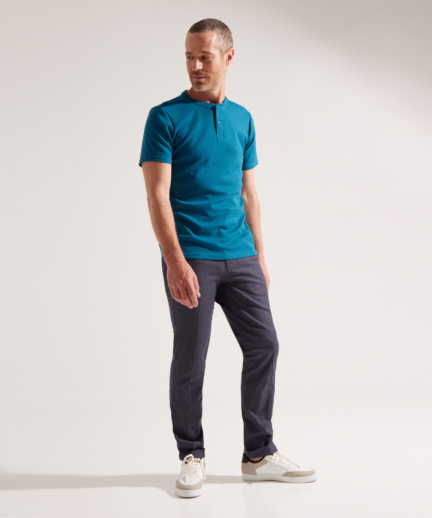 Camiseta con Cuello Henley