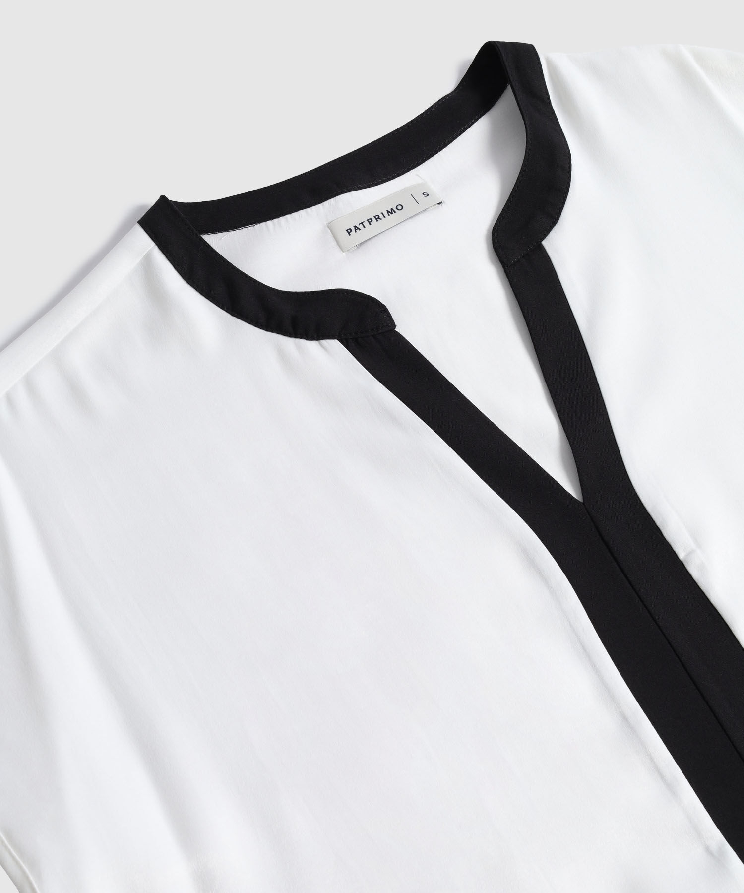 Blusa Minimalista de Escote Cruzado