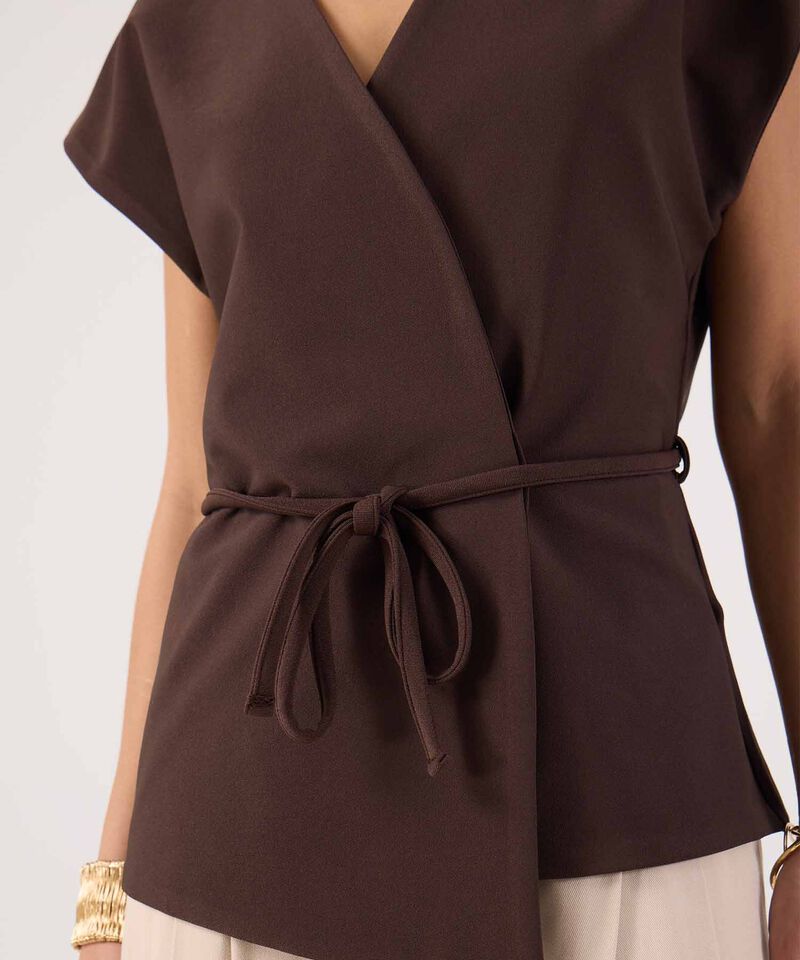Blusa unicolor con cinturon 