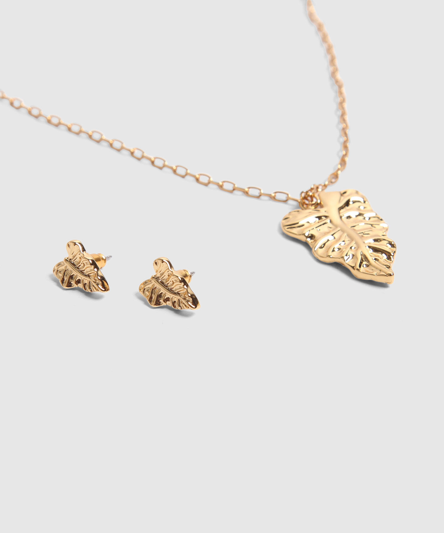 Set Dorado De Collar Y Aretes Con Dije De Hoja