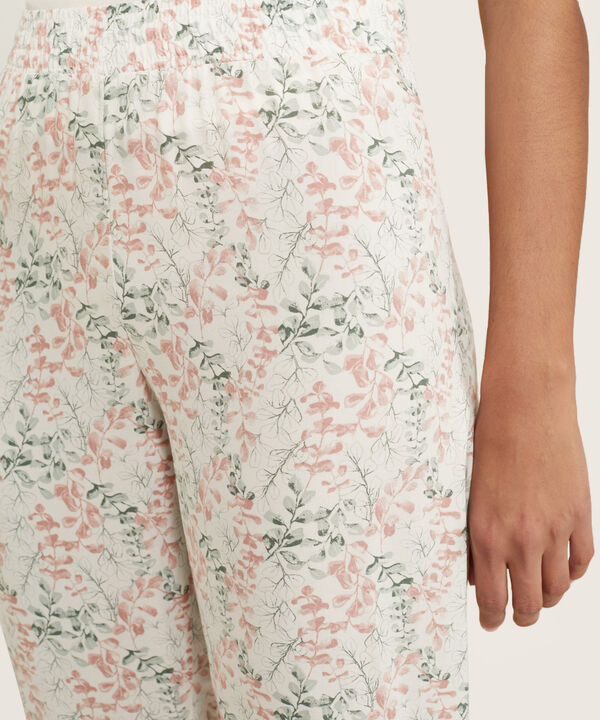 Pijama Corto, Camiseta Cuello En V Con Screen Y  Pantalon Capri Tejido Plano image number null