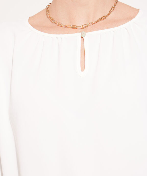 Blusa Manga 3/4 Con Detalle De  Pechera Con Broches  En Espalda