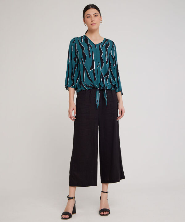 Blusa Estampada Escote V, Manga 3/4 Semi Campana Con Corte En Centro Para Anudar, Carmin Linea Moda
