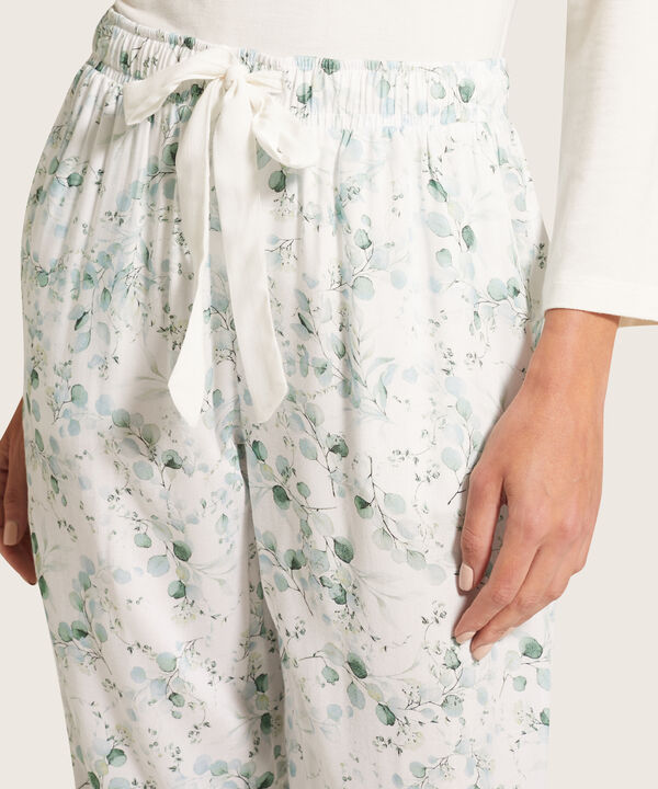 Pantalón Capri Estampado Con Vena En Bota Y Cordón En Tela
