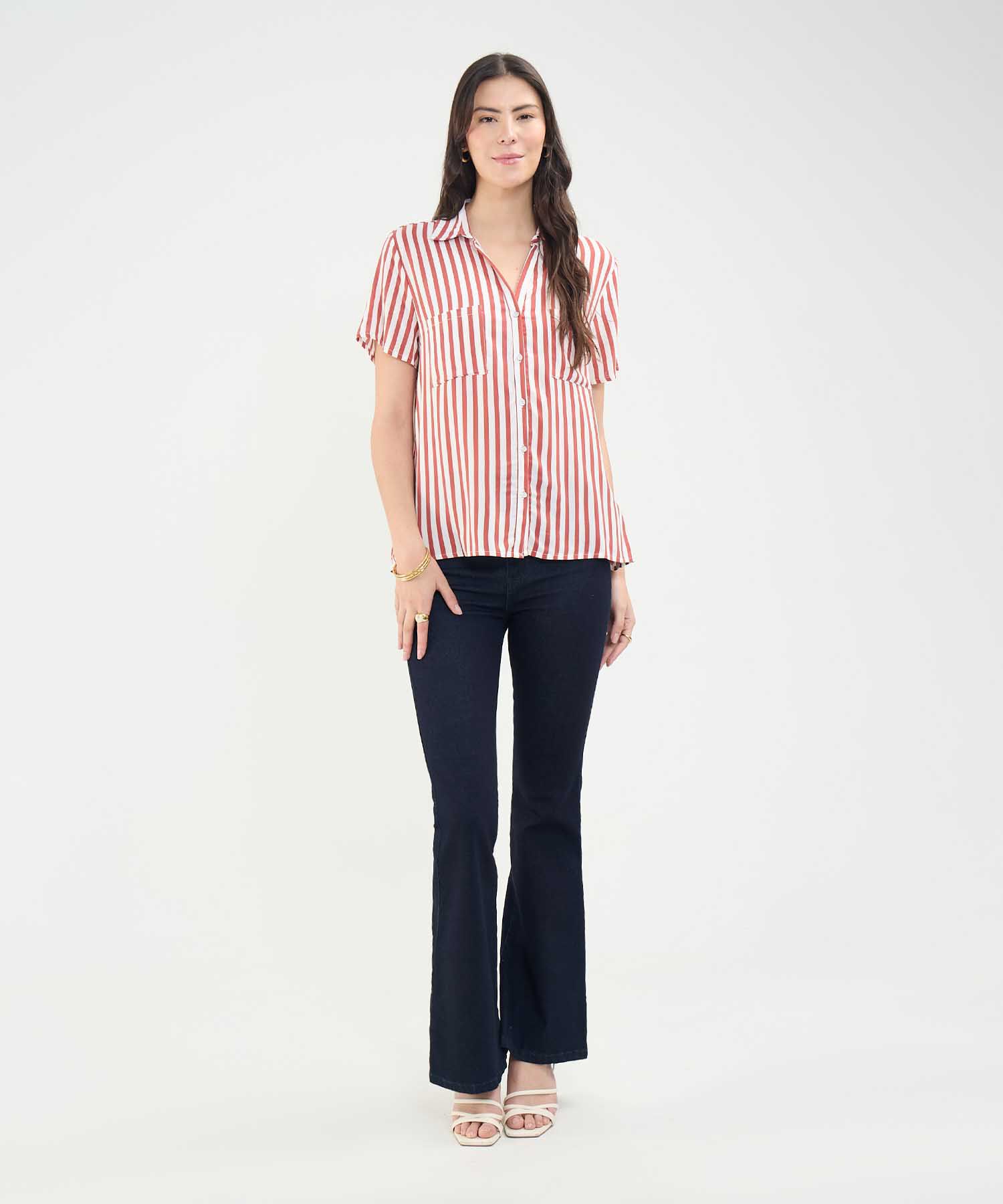 Camisa Manga Corta Con Bolsillos En Frente Estampada