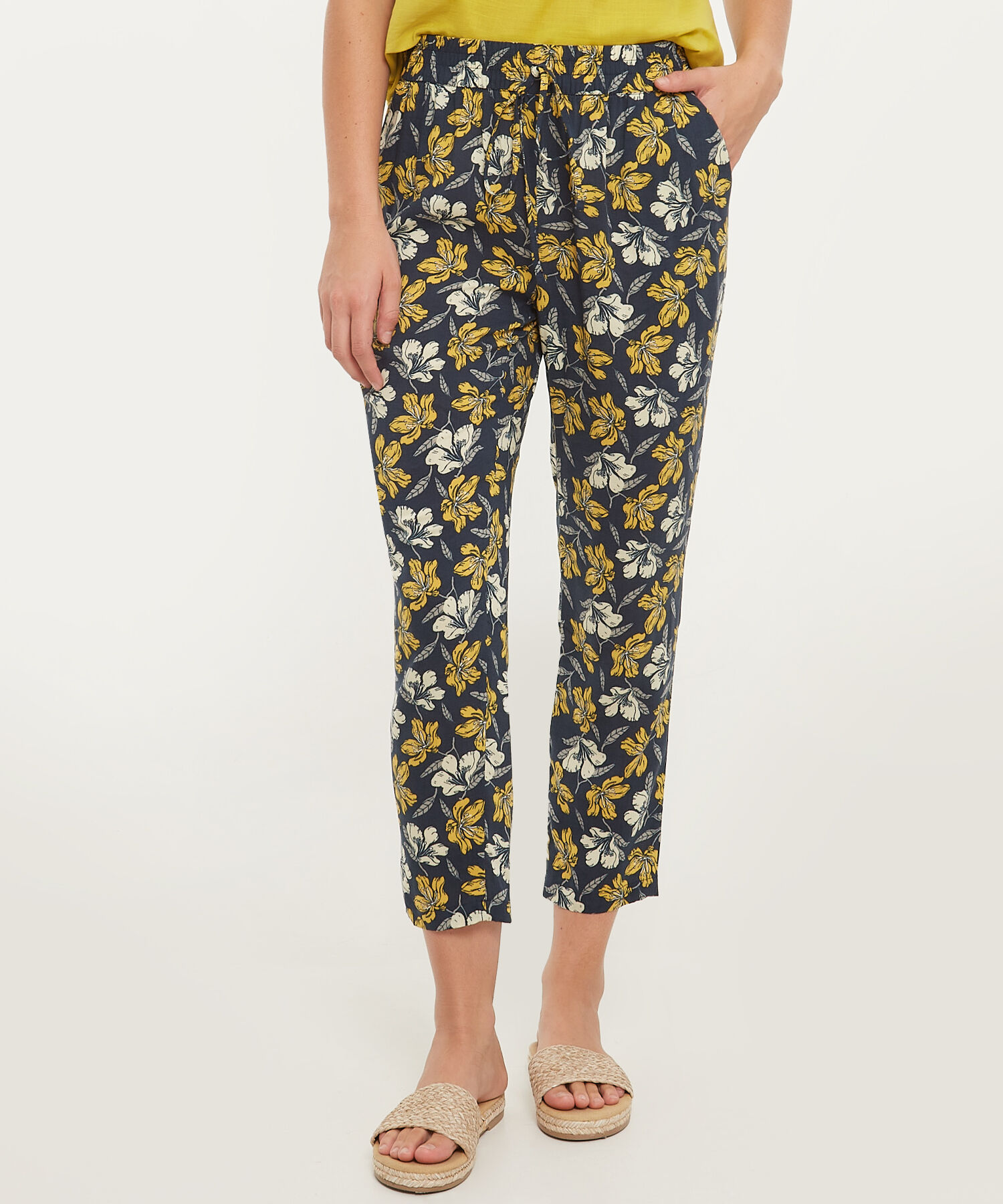 Pantalón Estampado Con Elástico En Cintura, Bolsillos Laterales Y Anudado Decorativo, Líneas