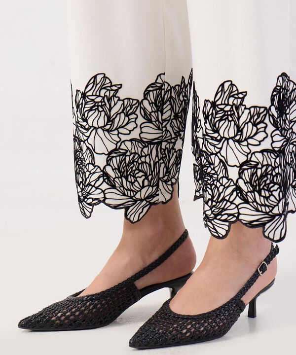 Pantalón Cropped Blanco Detalle Encaje Floral image number null