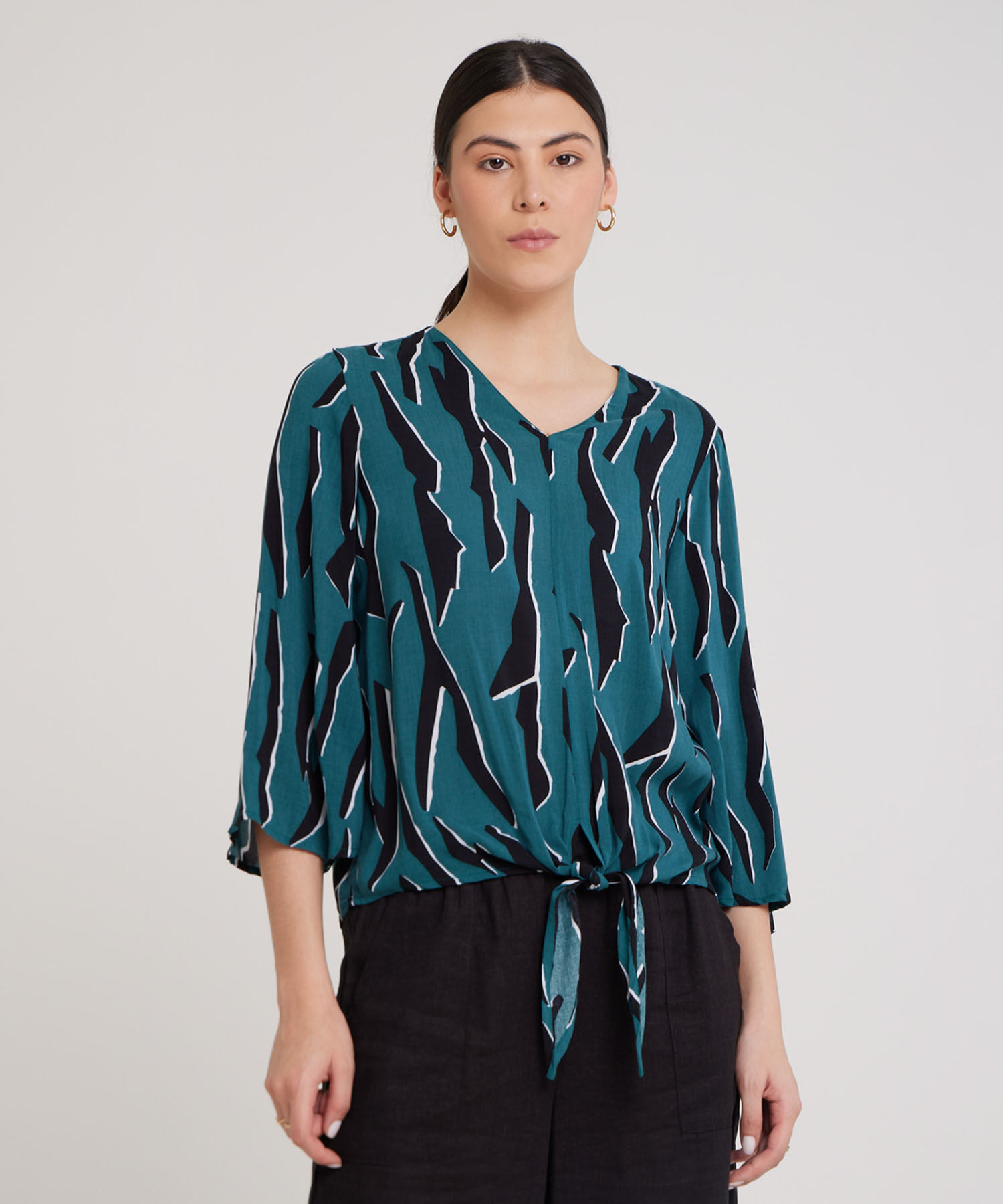Blusa Estampada Escote V, Manga 3/4 Semi Campana Con Corte En Centro Para Anudar, Carmin Linea Moda