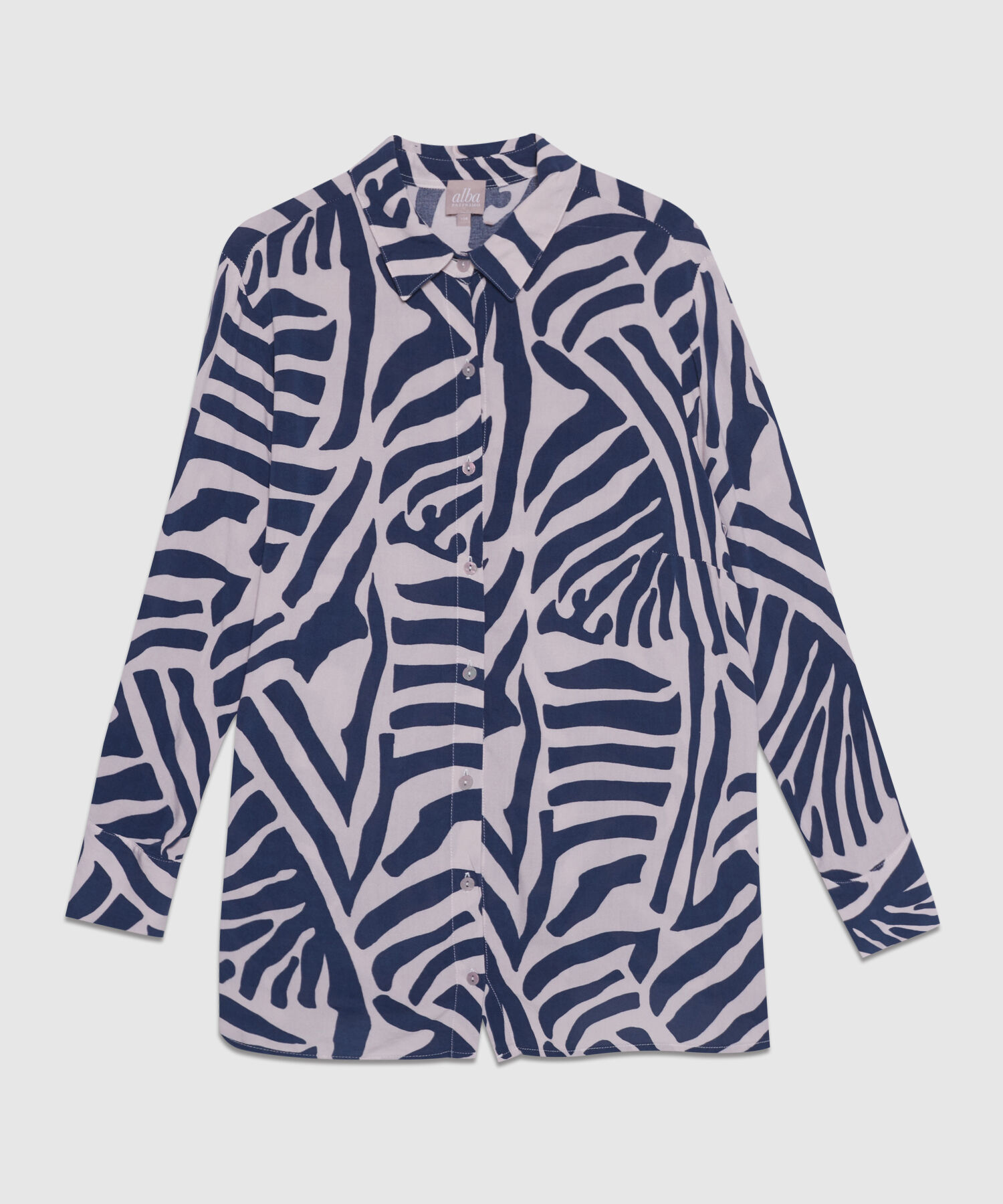 Camisa Estampada, Manga Larga Con Pinzas En Costados, Botonadura Y Prense En Espalda, Silueta Fluida
