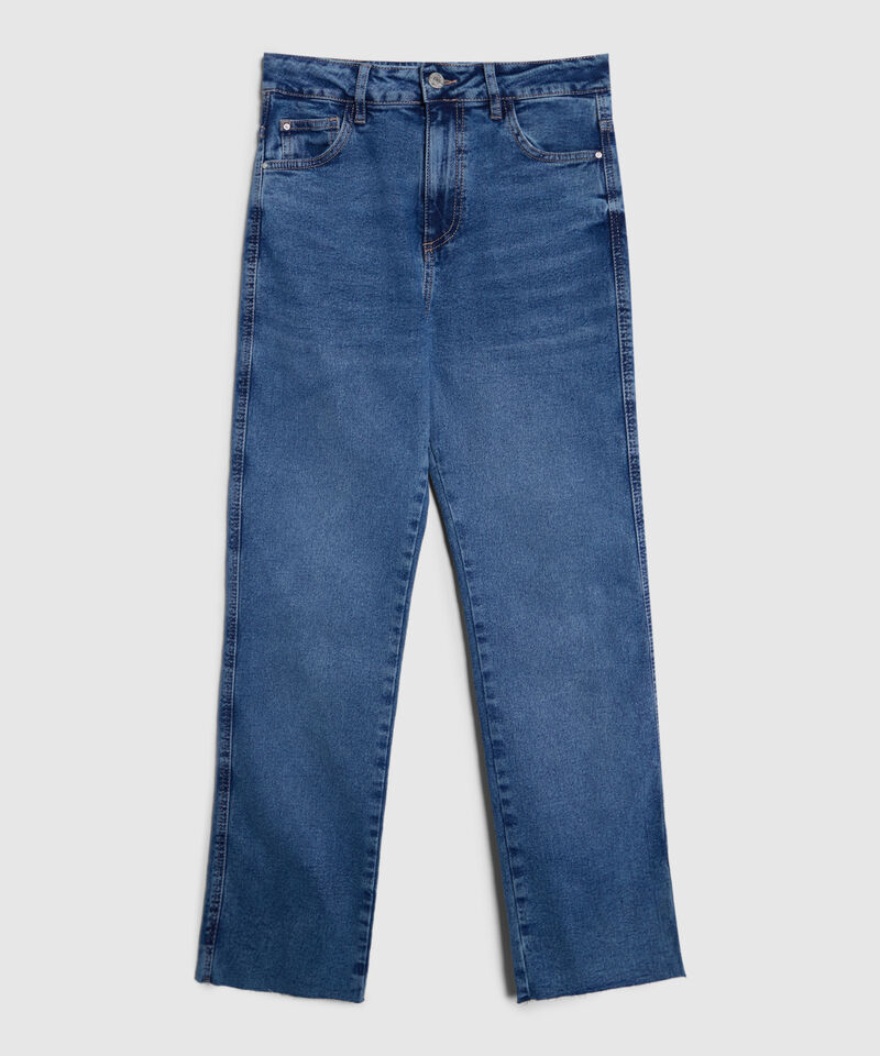 Jean Straight Ruedo Desflecado Tono Azul Medio.
