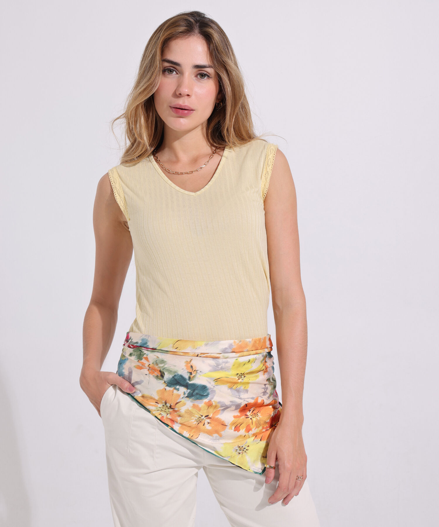 Pañoleta Estampada En Satín Diseño Floral