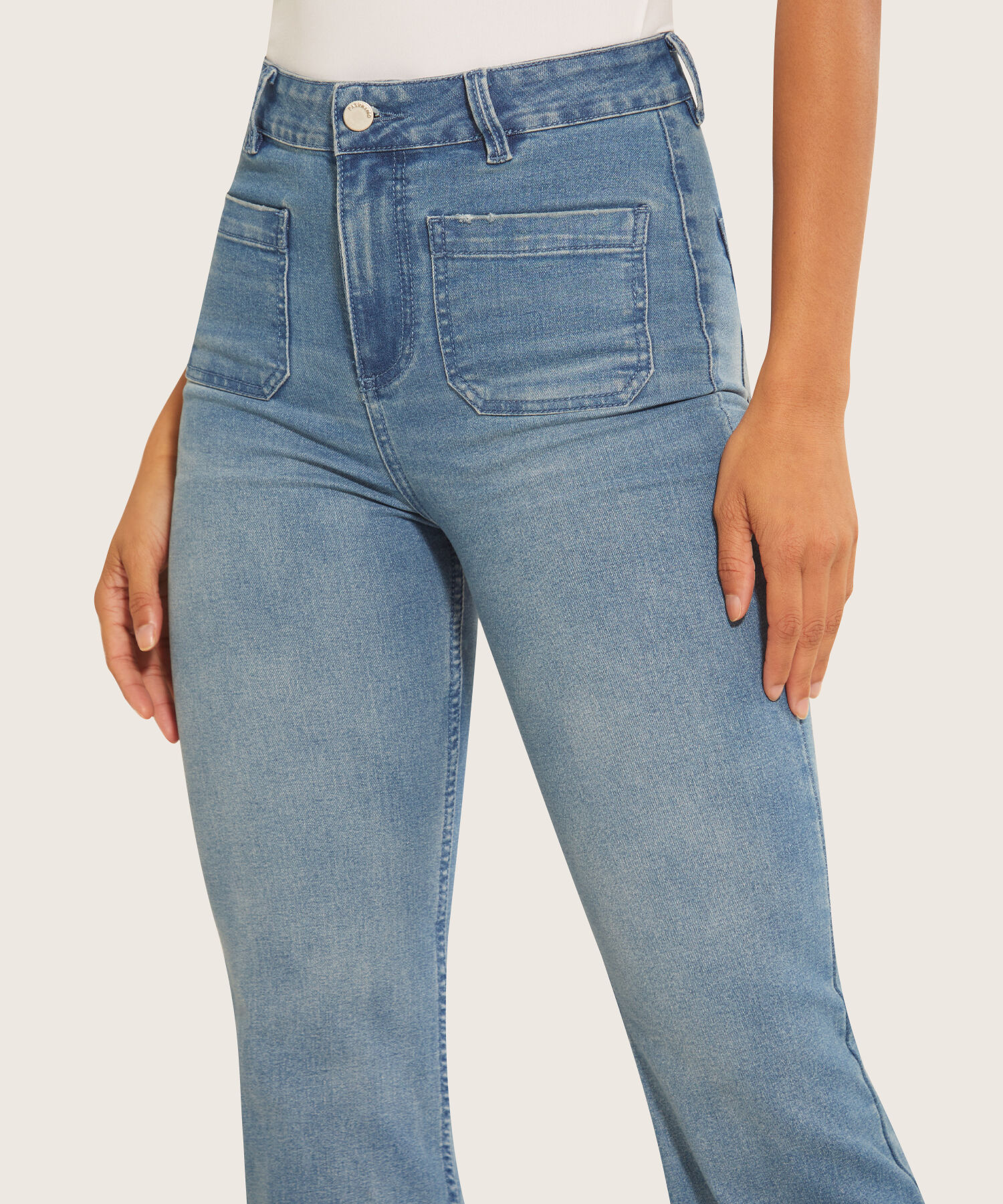 Jean Tipo Flare con Bolsillos de Parche