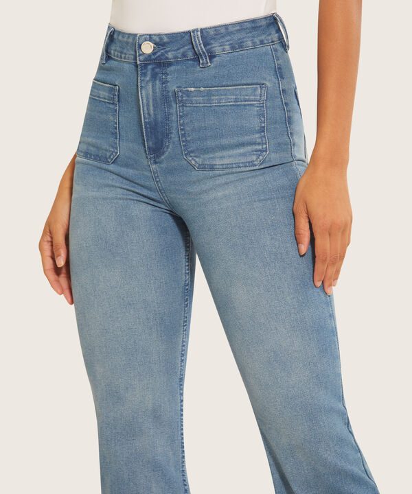 Jean Tipo Flare con Bolsillos de Parche