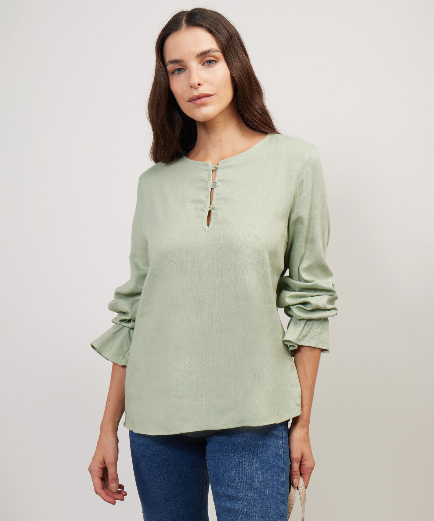Blusa Unicolor, Escote Redondo, Perilla Corta Con Botonadura, Manga Larga Con Recogido En Puño Y Espalda