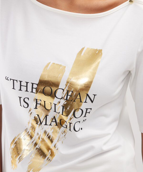 Camiseta Con Screen Y Cuello Ojal Con Botones image number null
