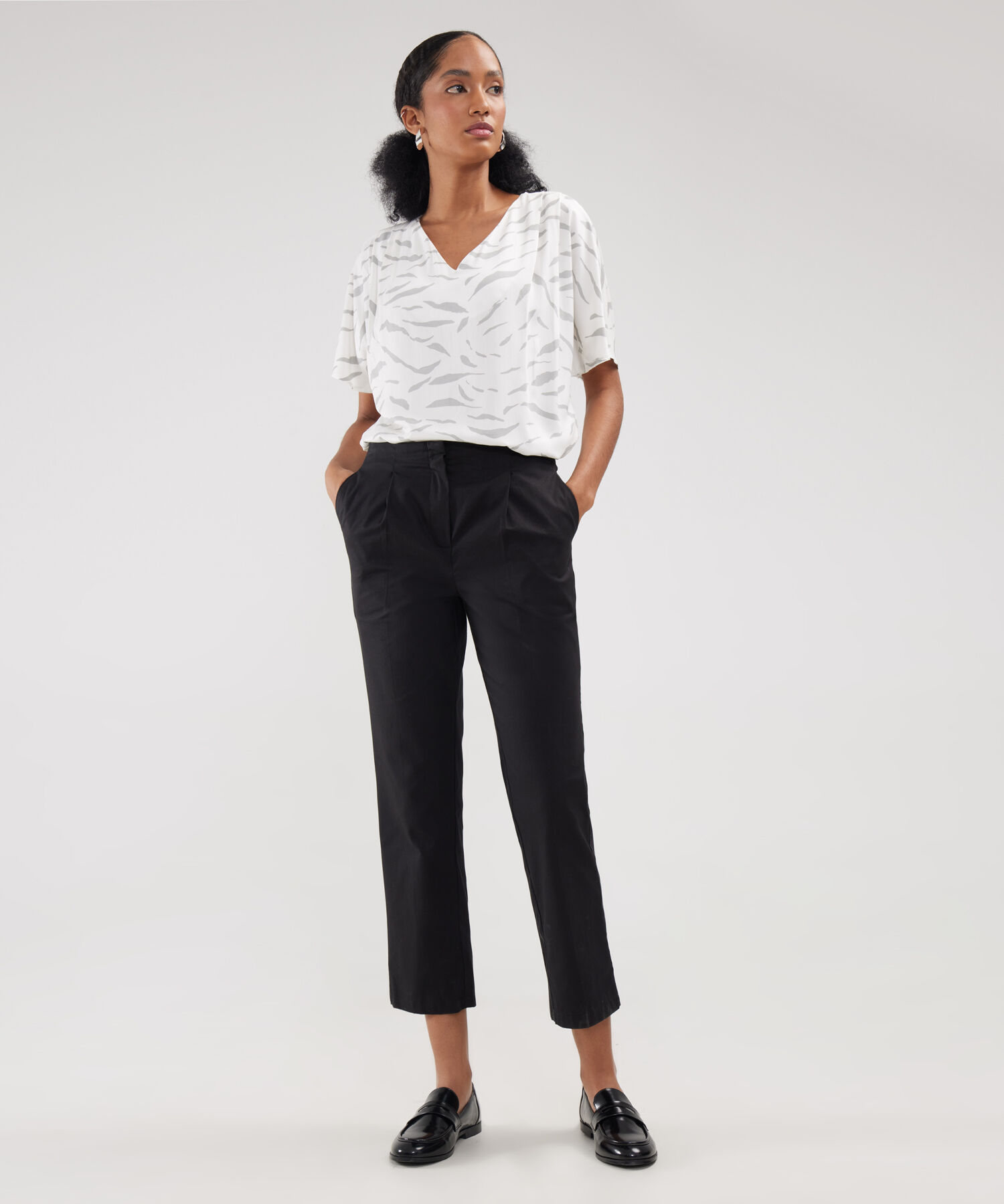 Pantalon tipo carrot 2025