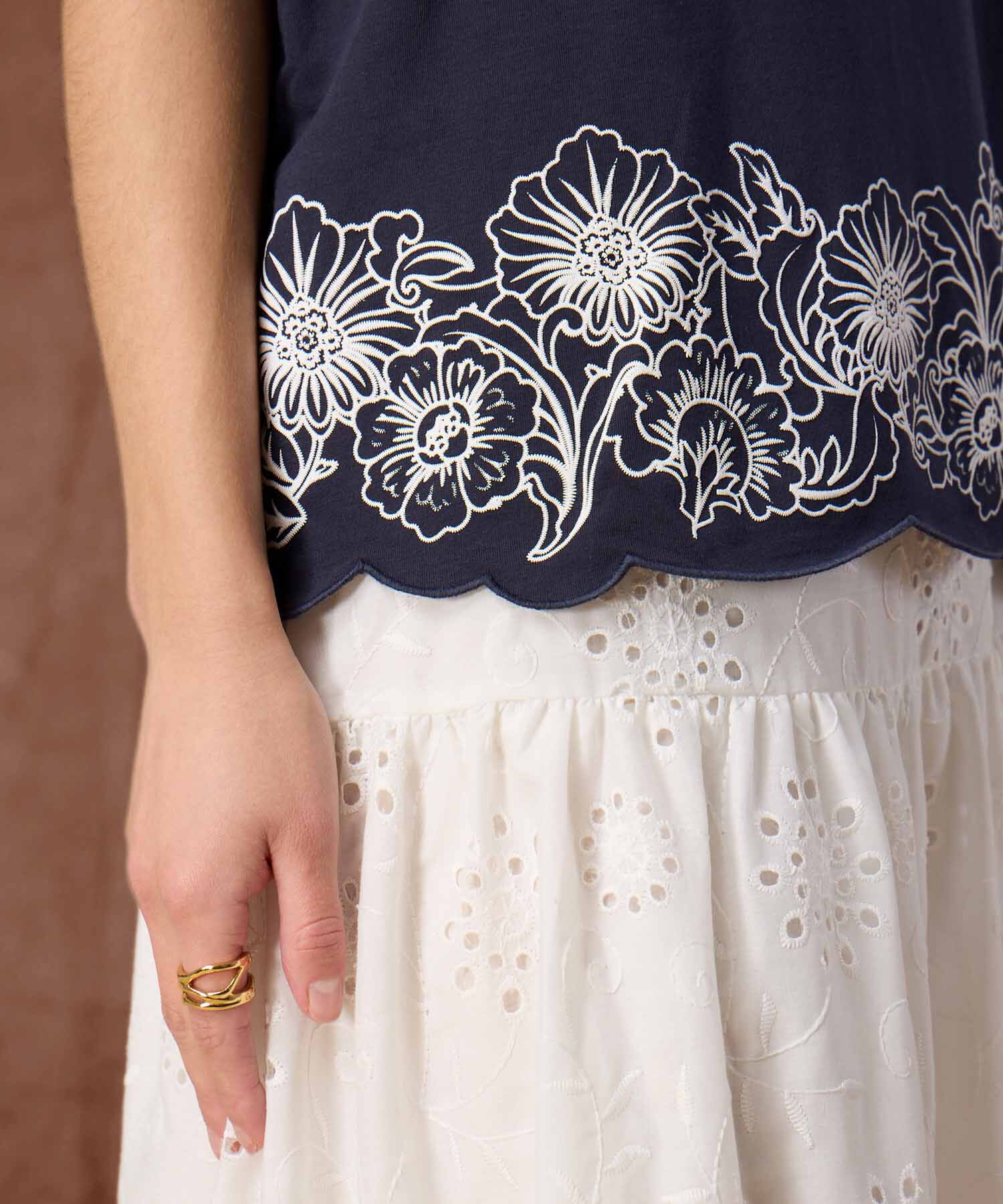 Camiseta Bordado Bajo Y Manga Casquillo