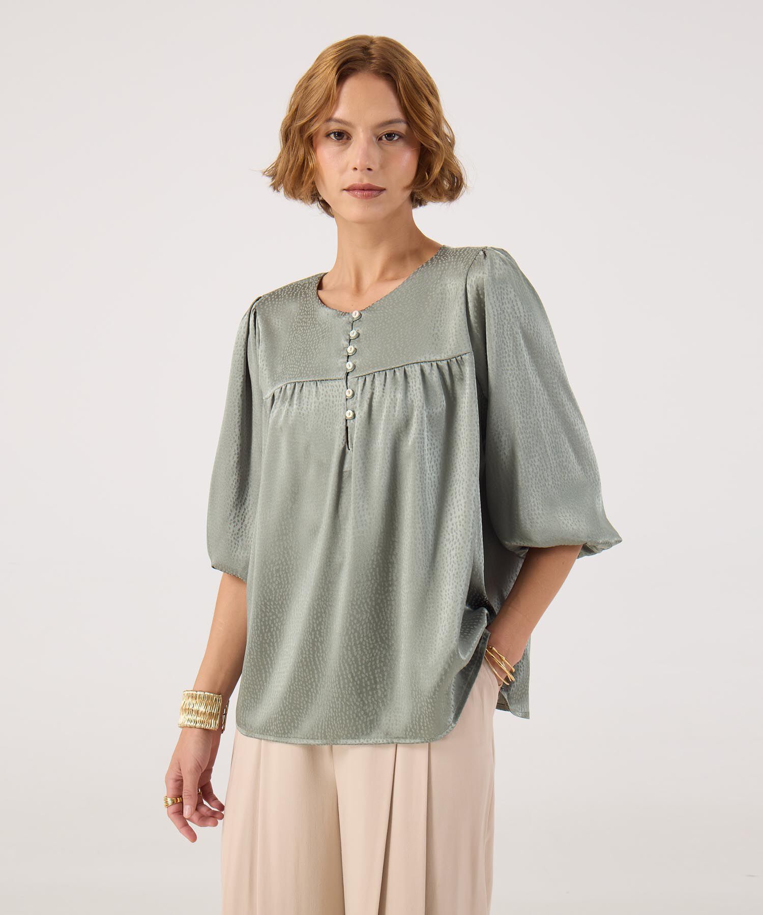Blusa satinada con botones 