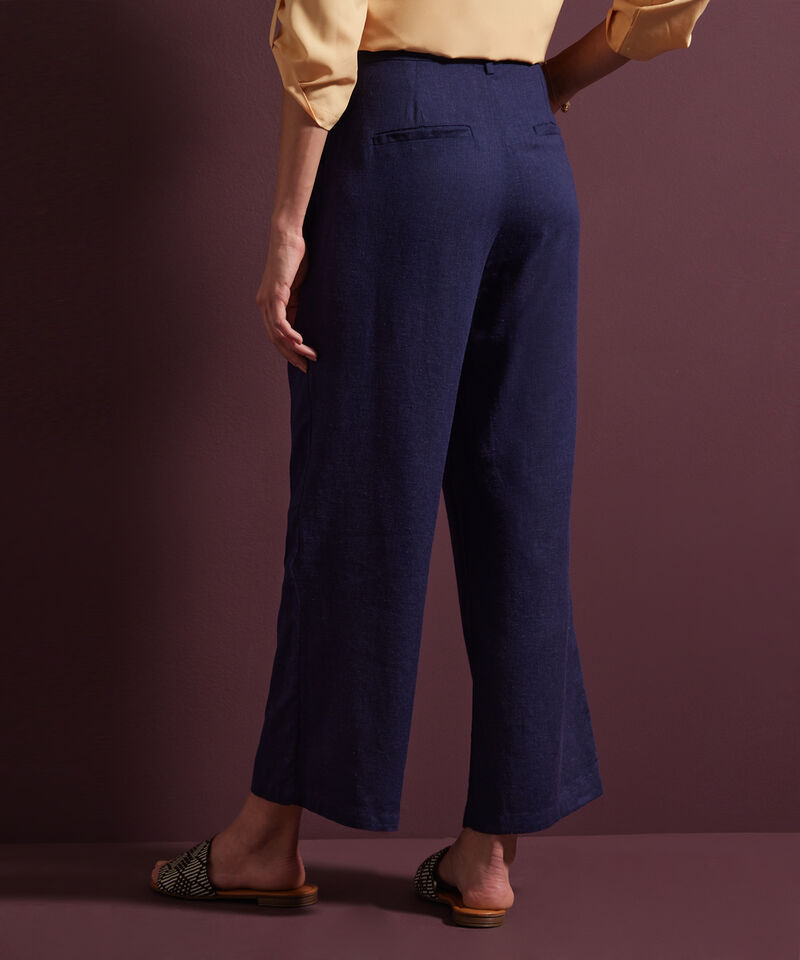 Pantalón Unicolor Tiro Alto Con Prenses, Bota Recta, Bolsillos Laterales Y Ribetes Traseros