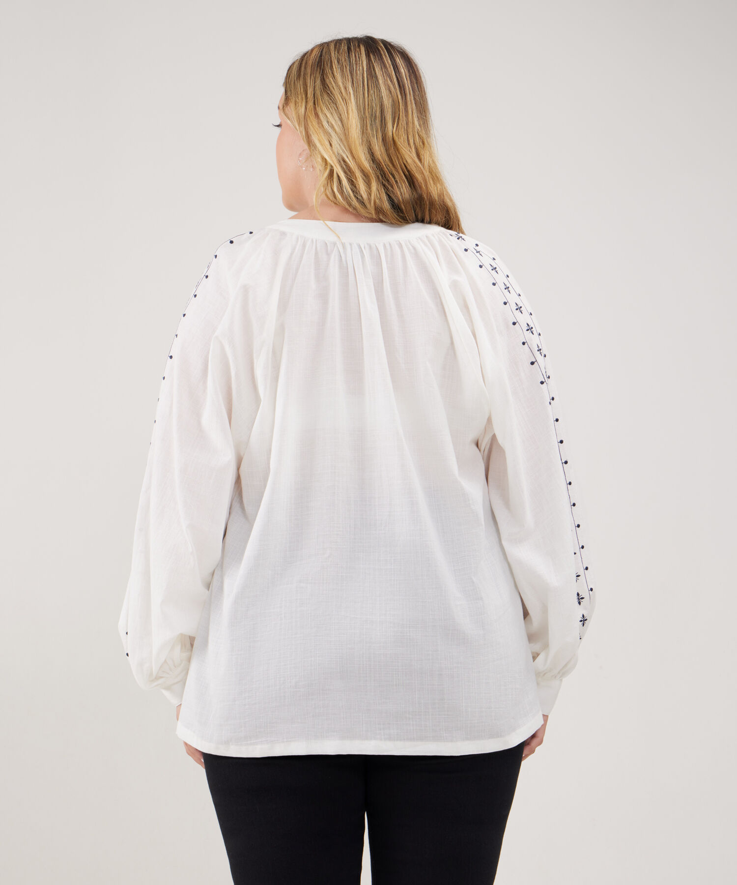 Blusa Unicolor Con Bordado Y Borlas