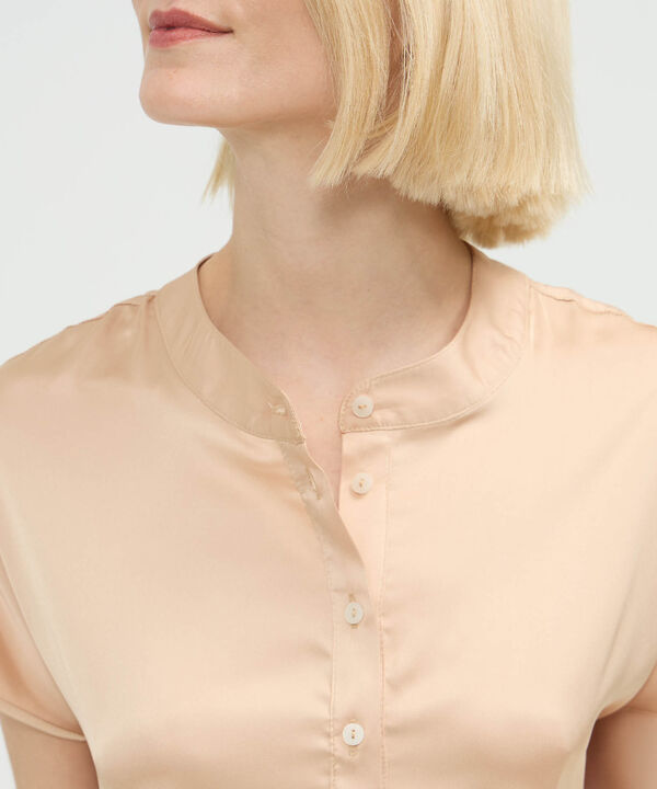 Blusa Cuello Nerú Y Media Pechera Unicolor image number null
