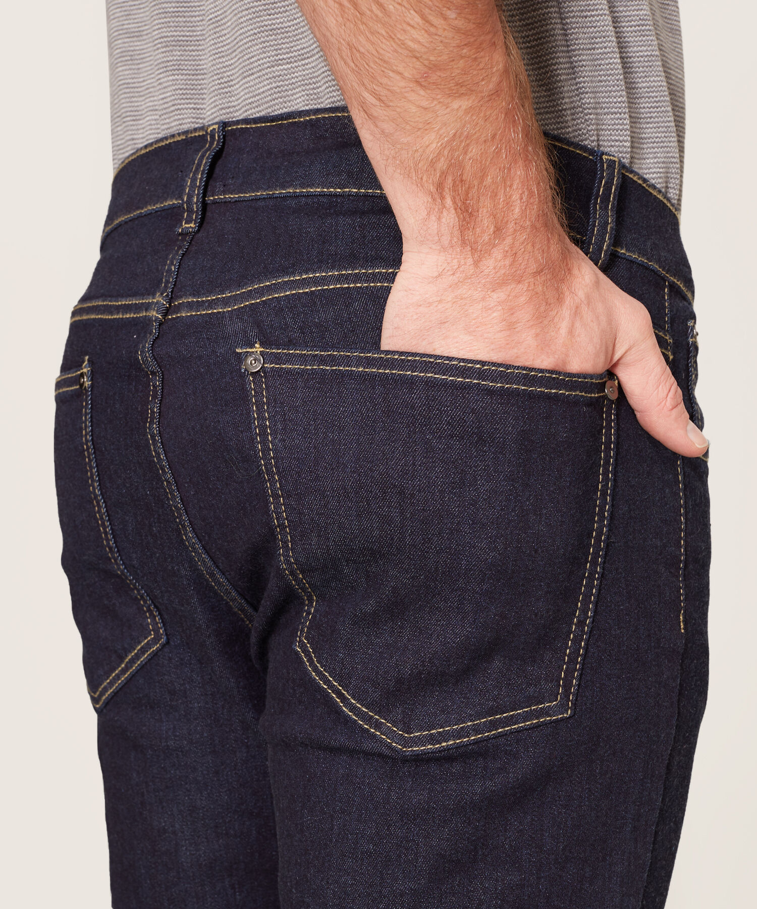 Jeans En Tono Azul Oscuro Con Diseño Clásico 