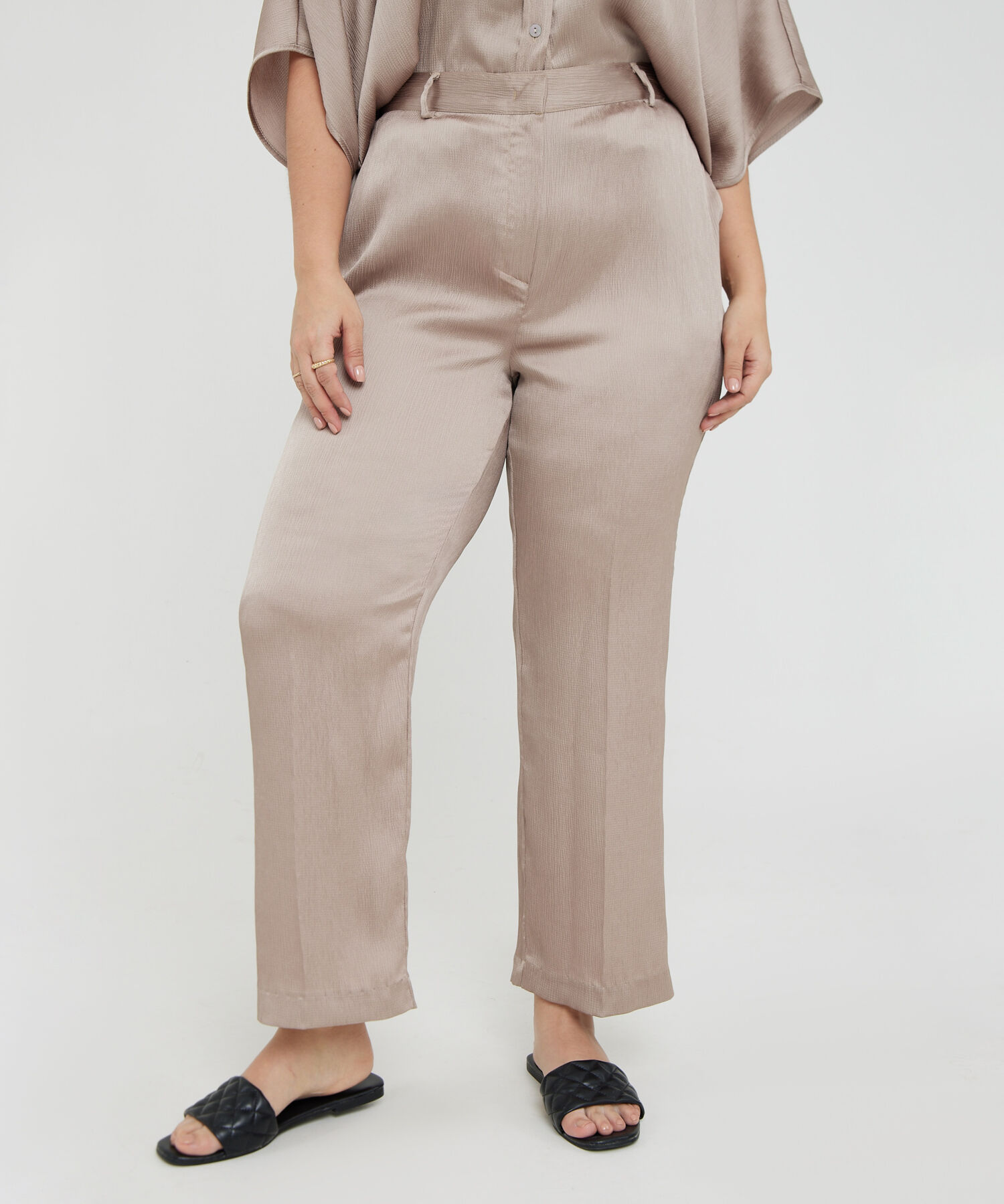 Pantalon Recto Con Quiebre En Botas Y Pretina Encauchada