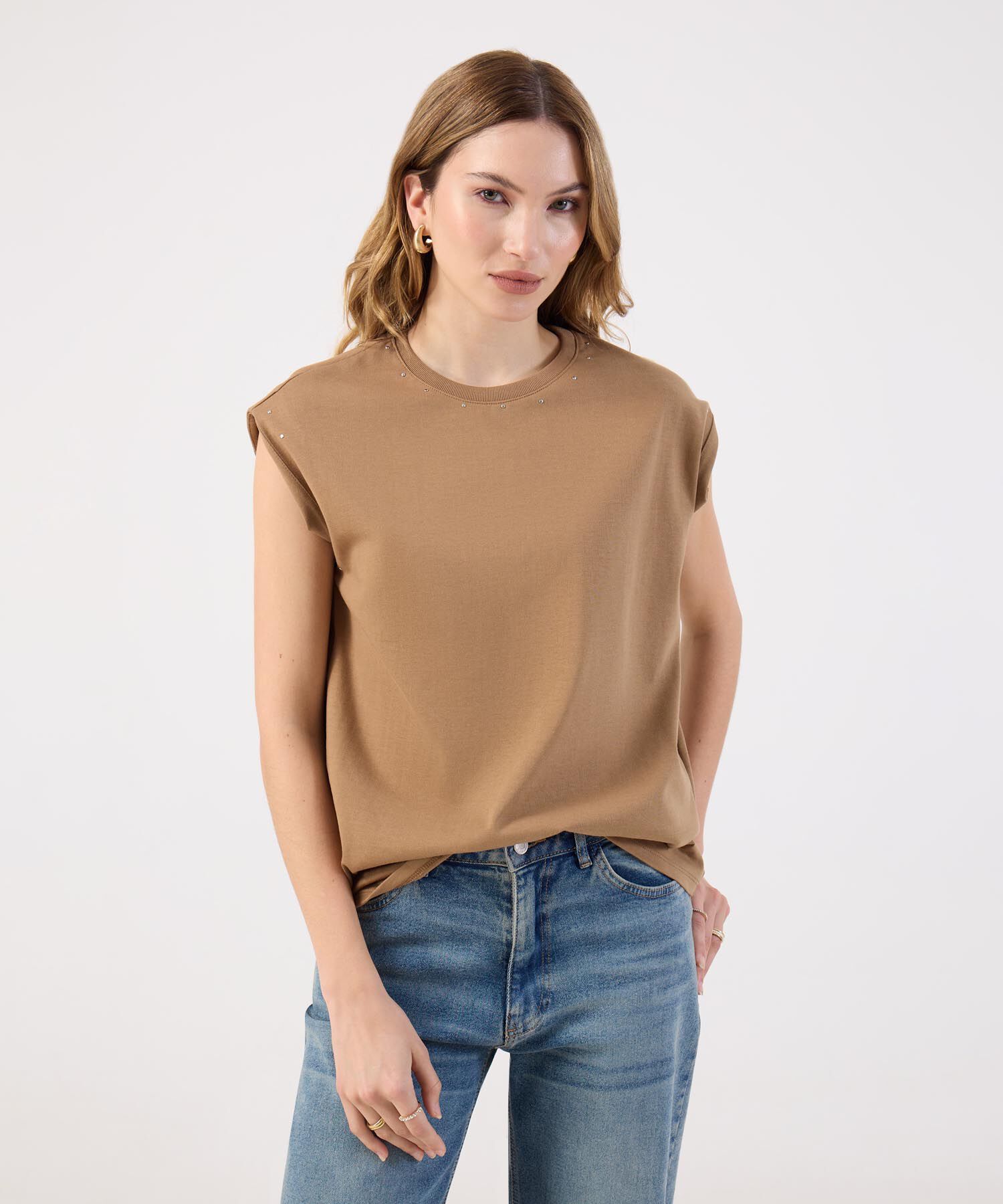 Camiseta Para Mujer con Hombro Caído y Tachuelas