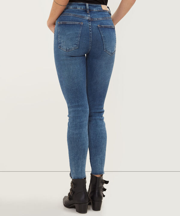 Jean Jean Skinny Con Abertura En Ruedo Tono Medio