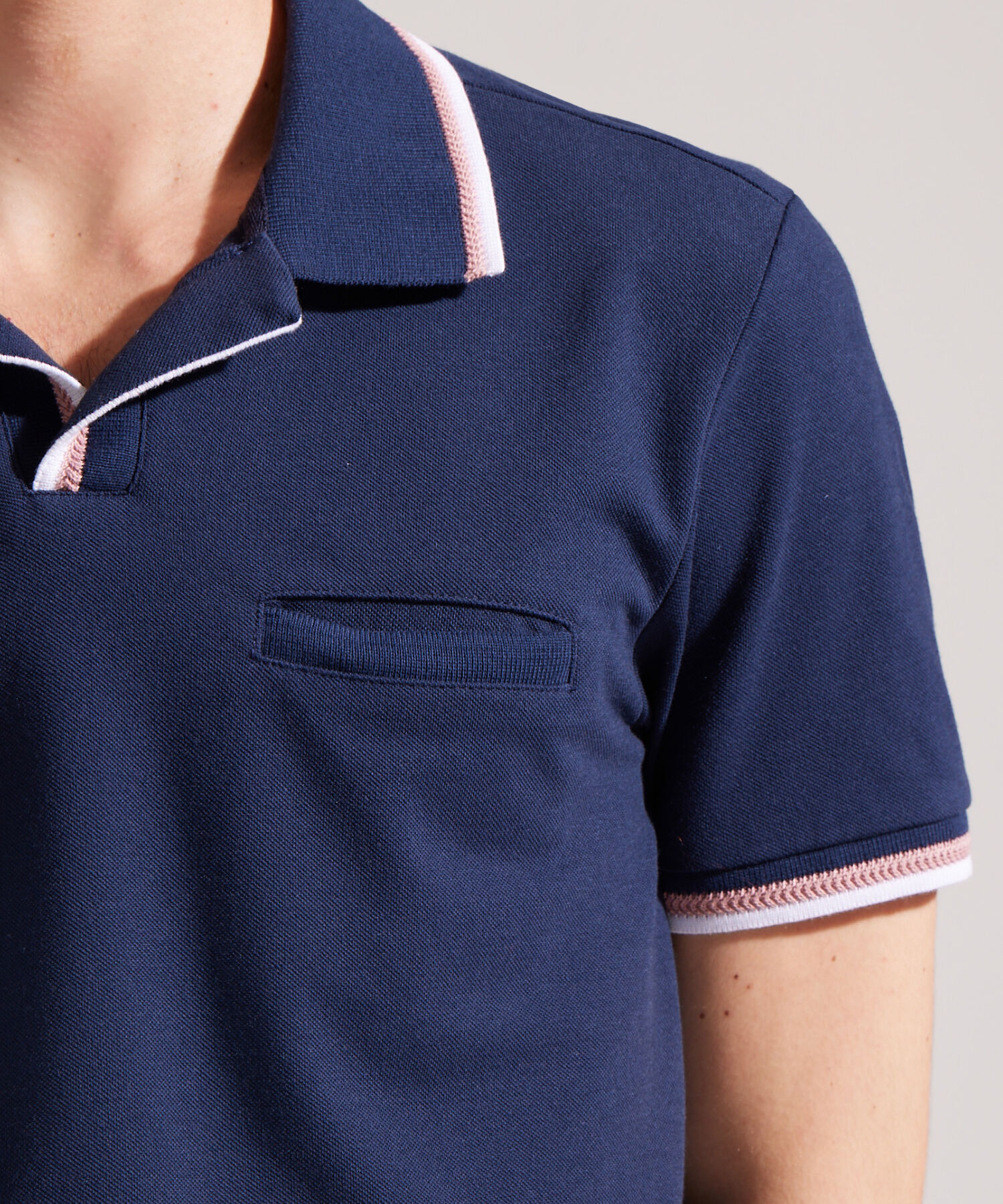 Polo Unicolor Con Pechera Abierta, Cuello, Ribete Y Puños Tejidos. Silueta Slim Fit. Campiello Linea Moda