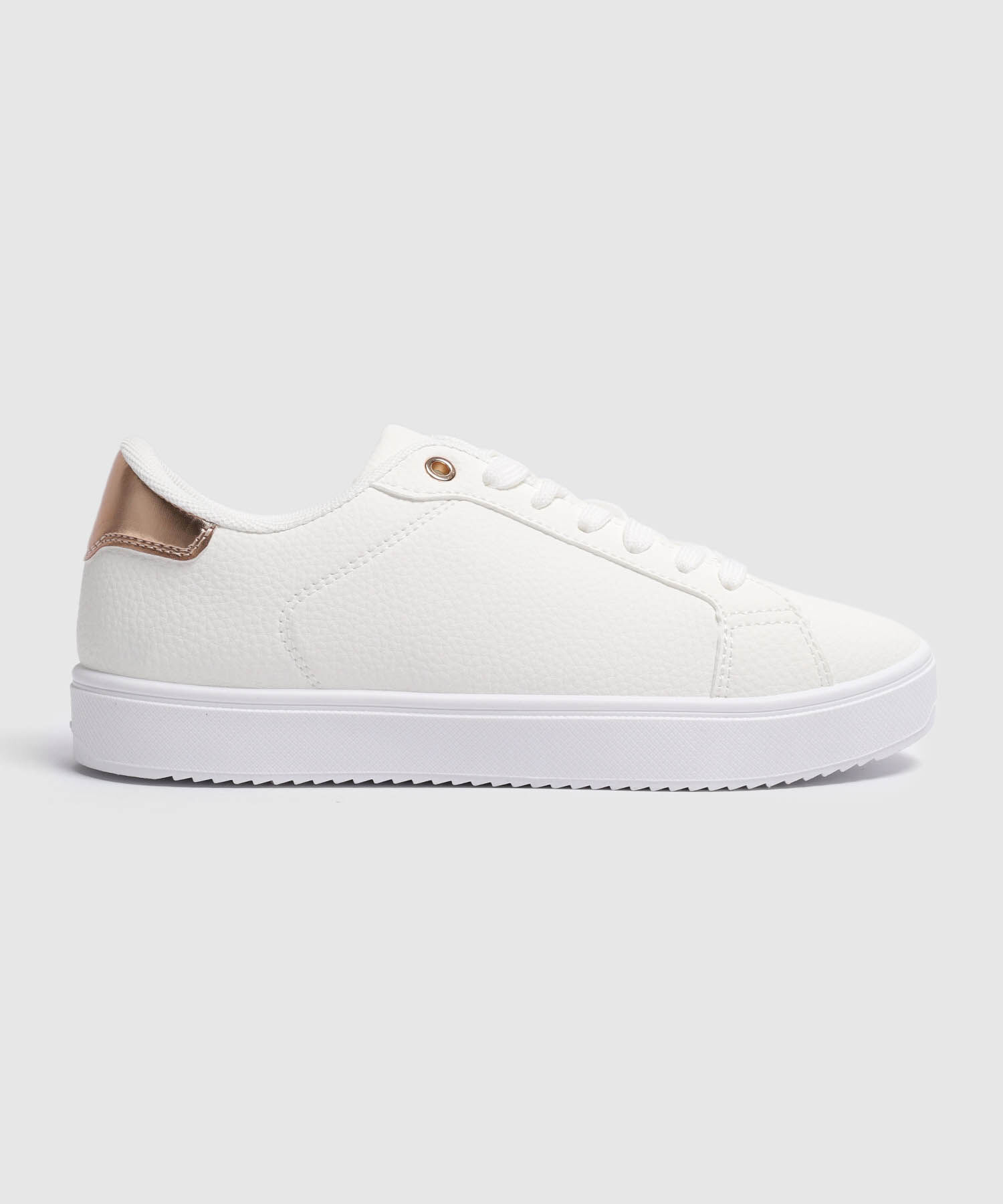 Tenis Urbanos Con Detalle Posterior