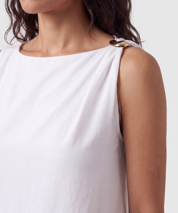 Blusa Asim&eacute;trica Con Herraje Para Mujer
