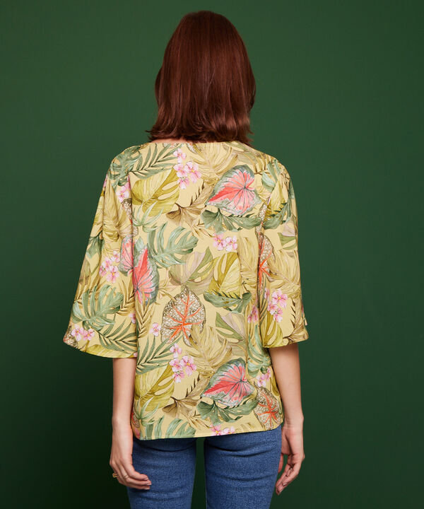 Blusa Estampada Con Botonadura Corta Al Beso En Frente, Manga Al Codo