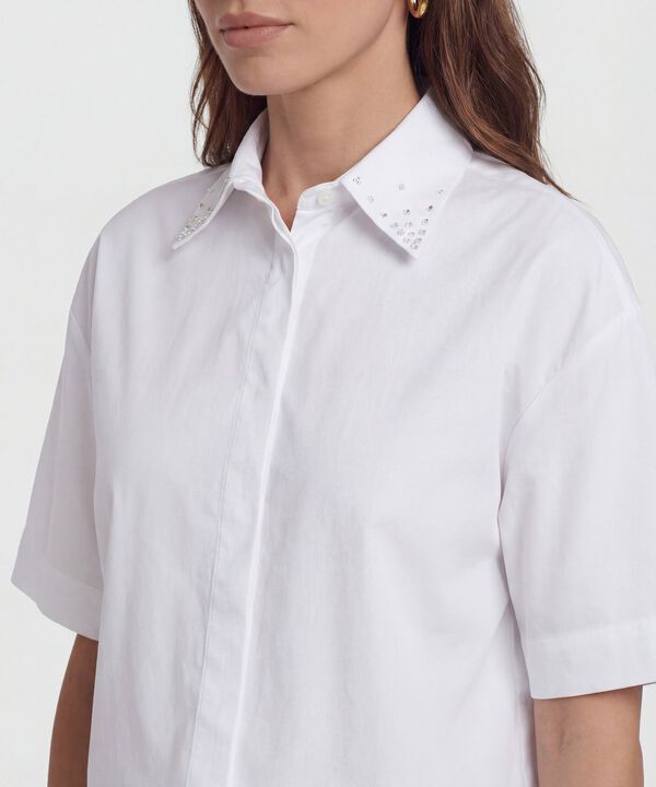 Camisa Mujer Manga Corta Cuello Con Pedrer&iacute;a