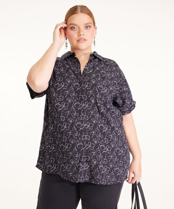 Blusa Estampada Manga Corta,  Cuello Camisero Con Pechera Y Bolsillo Cuadrado De Parche