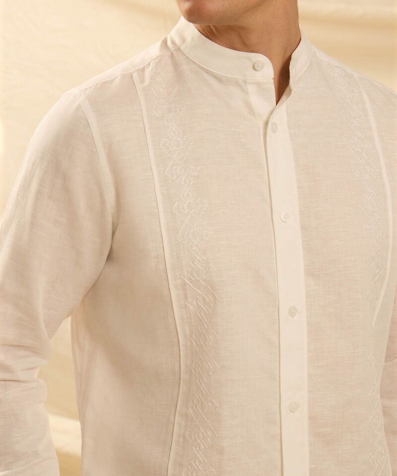 Guayabera Cuello Neru con Bordados para Hombre