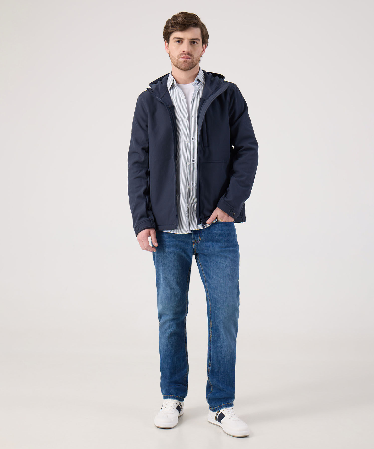 Chaqueta unicolor con bolsillo en frente 