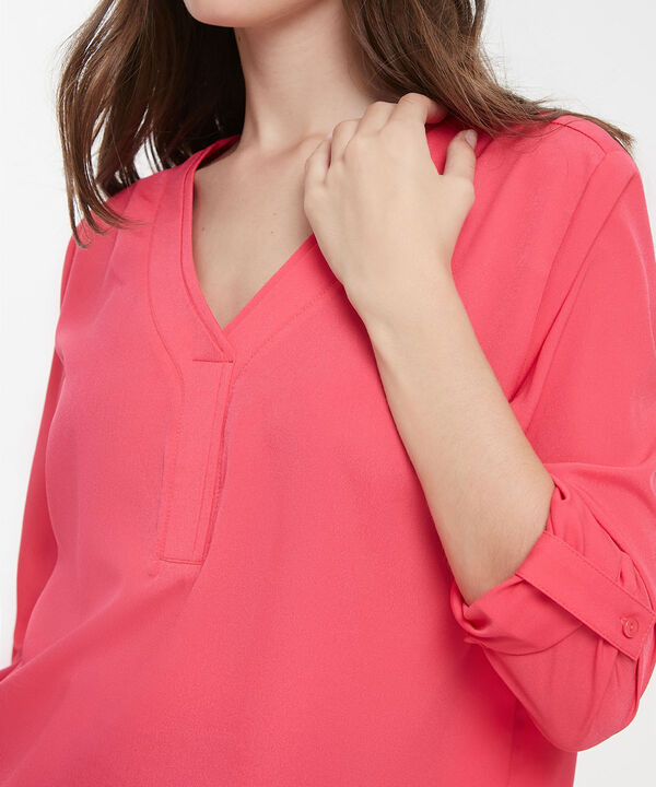 Blusa Con Cuello Doble Escote En V image number null